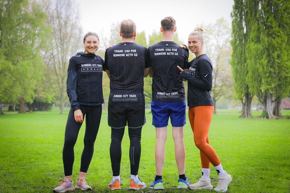 een groep van vier mensen die in een veld staan