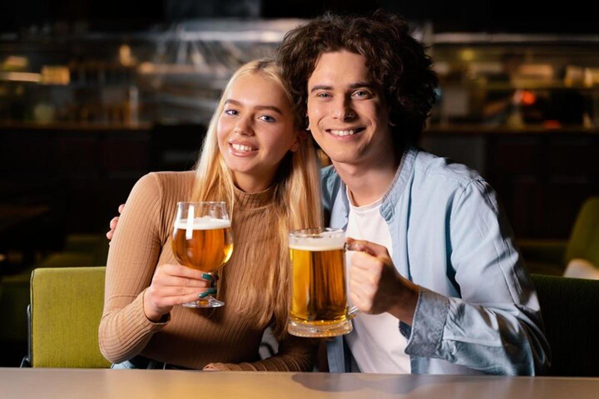 一男一女手捧啤酒杯