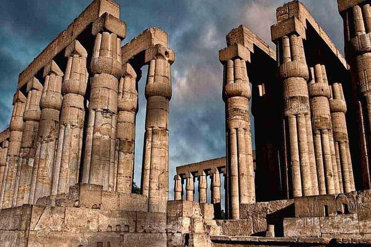 un edificio con altas columnas en el frente