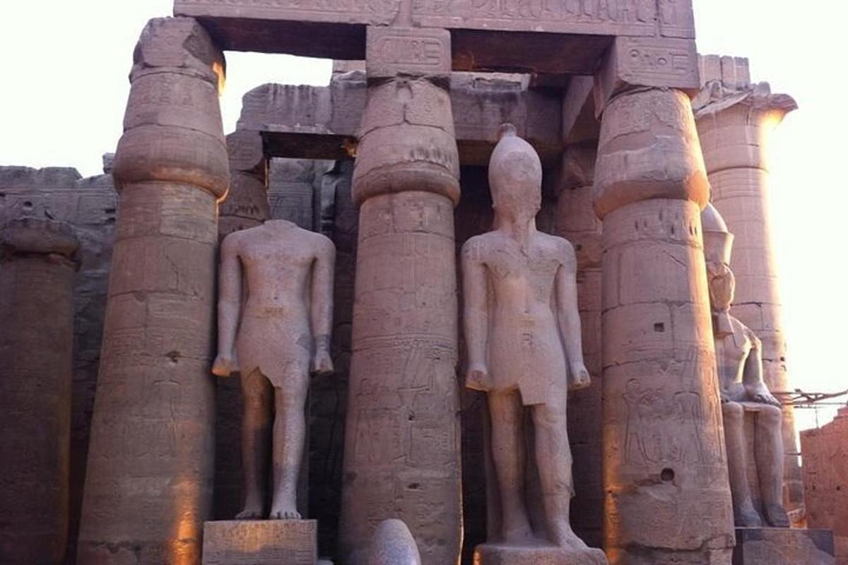 Dos estatuas de hombres de pie frente a un edificio.