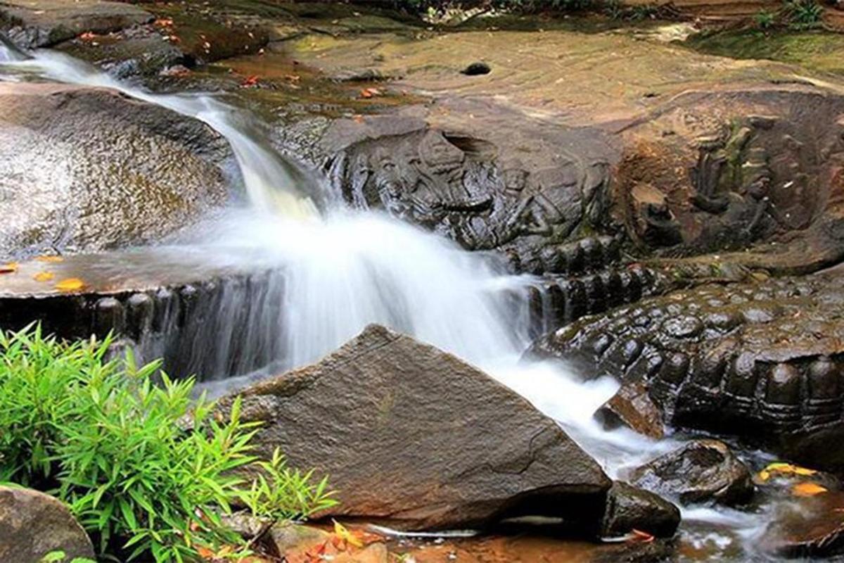 aliran air di sungai dengan batu