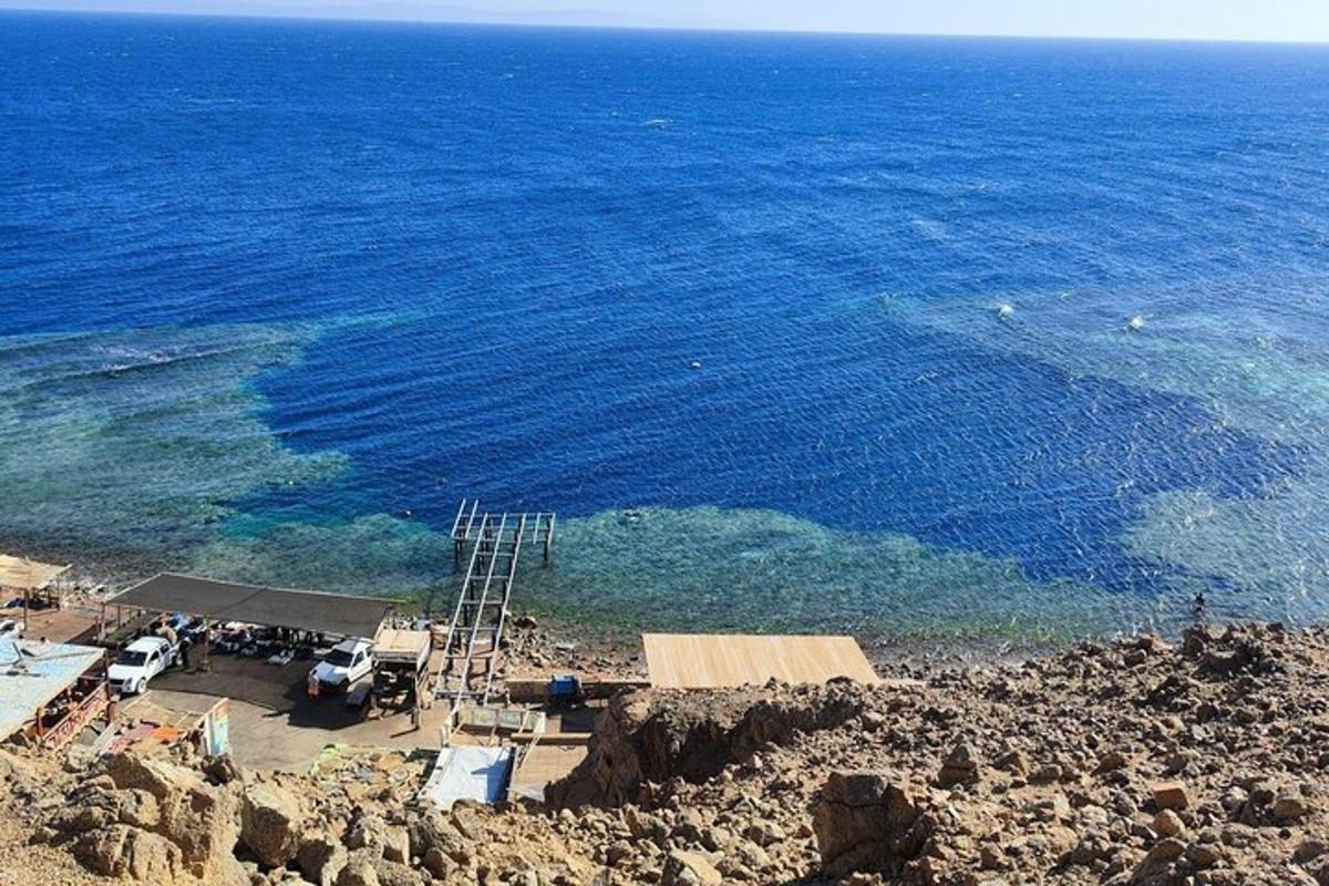pogled na ocean s skupino skal