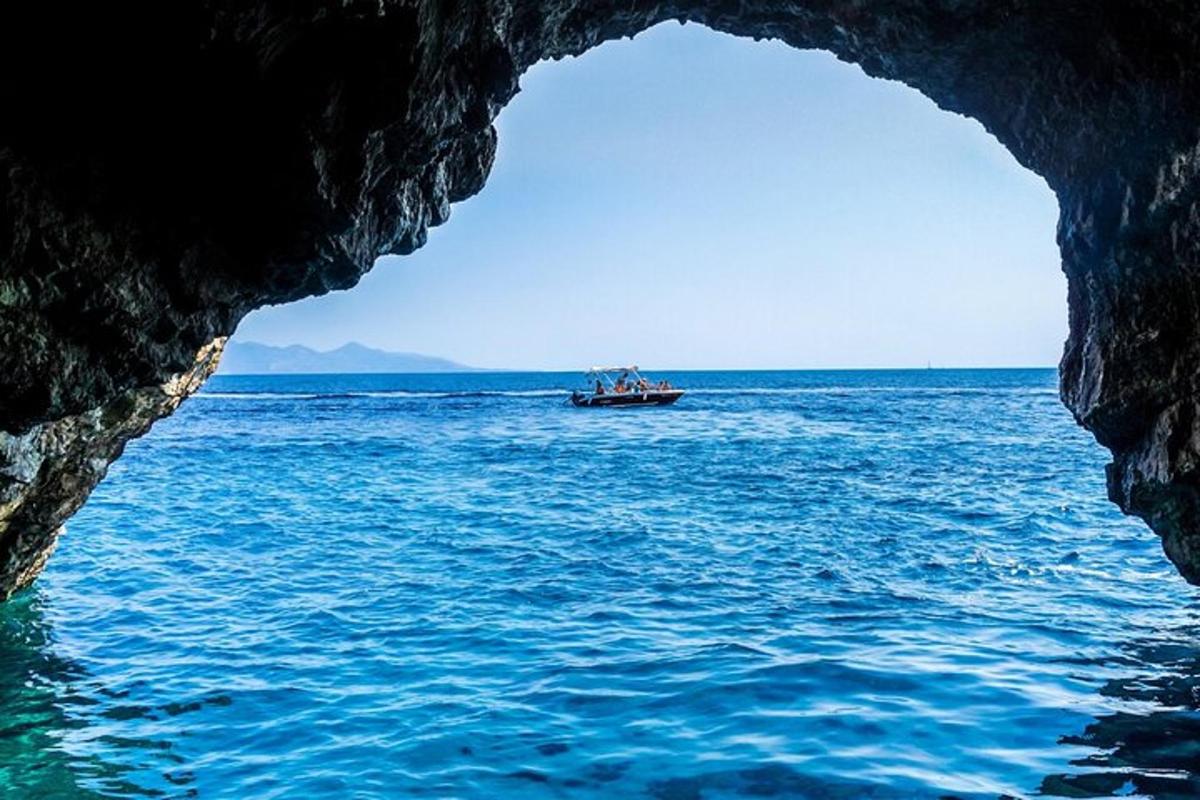 un vaixell al mig de l'oceà