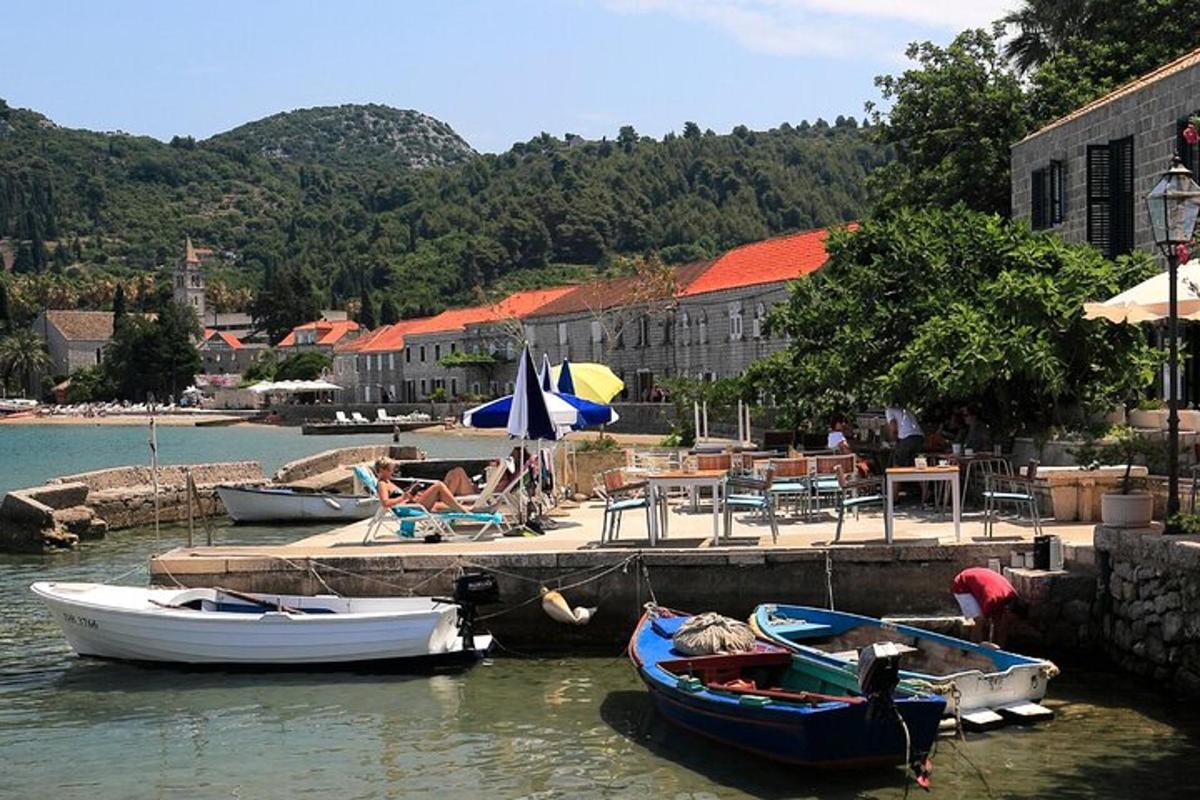 sekelompok perahu berlabuh di dermaga di air