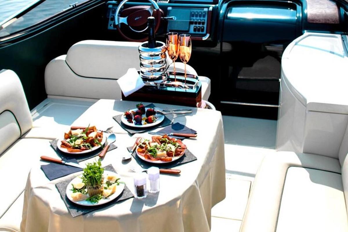 sebuah meja dengan dua pinggan makanan di atas limo