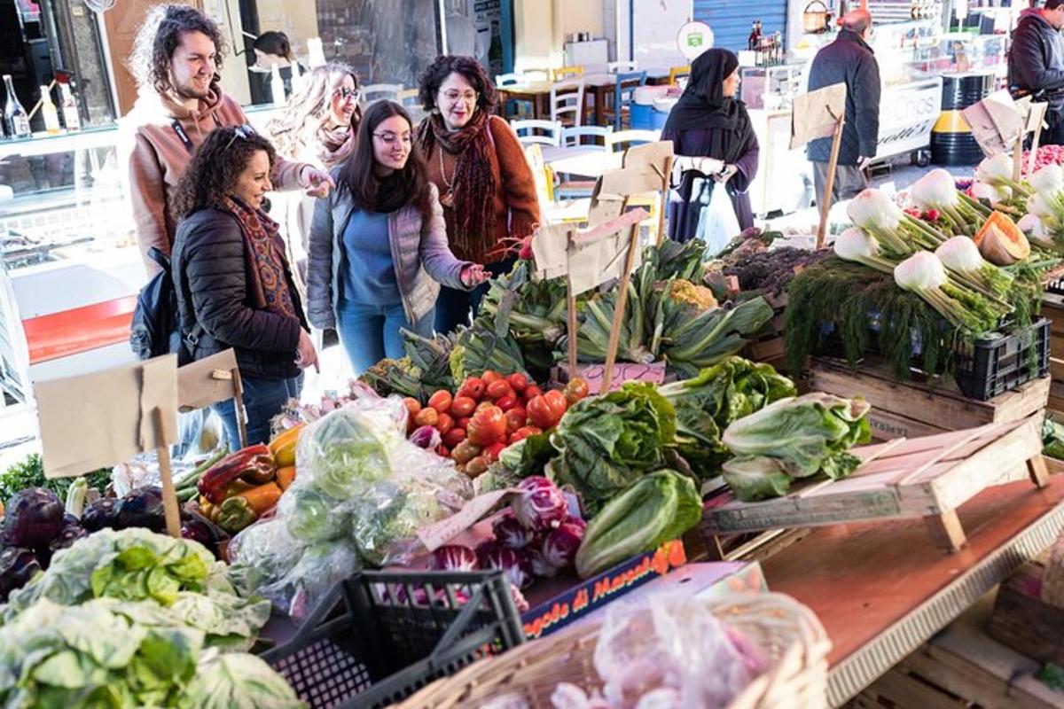 um grupo de pessoas em pé ao redor de um mercado com vegetais