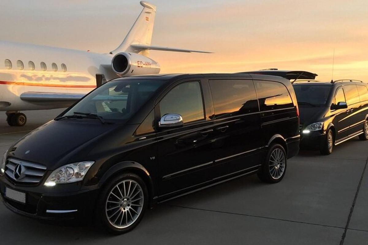 to svarte varebiler parkert ved siden av et fly