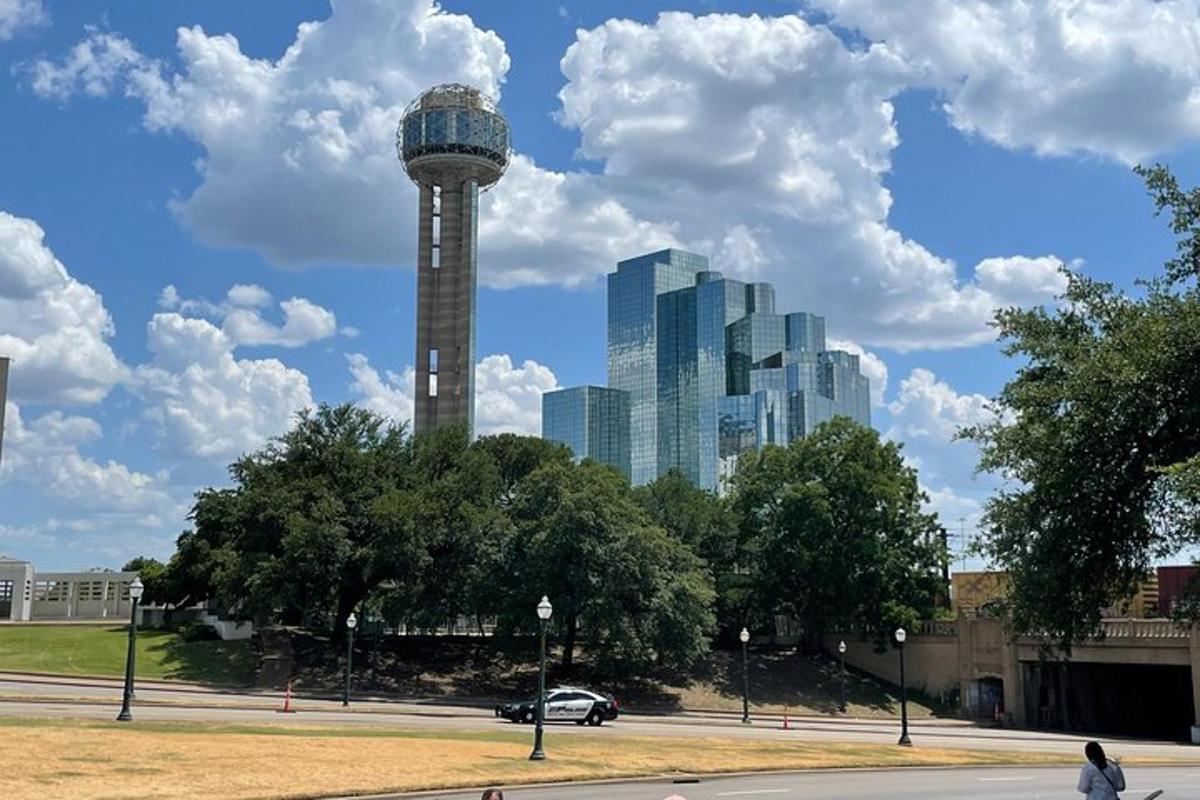 Una vista de una torre de control en una ciudad.