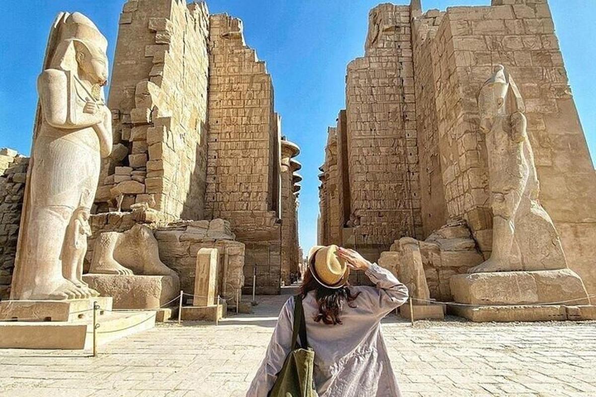 uma mulher tirando uma foto de uma estátua