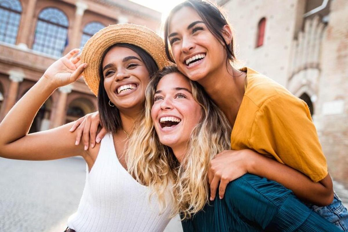 tre donne posano insieme per una foto