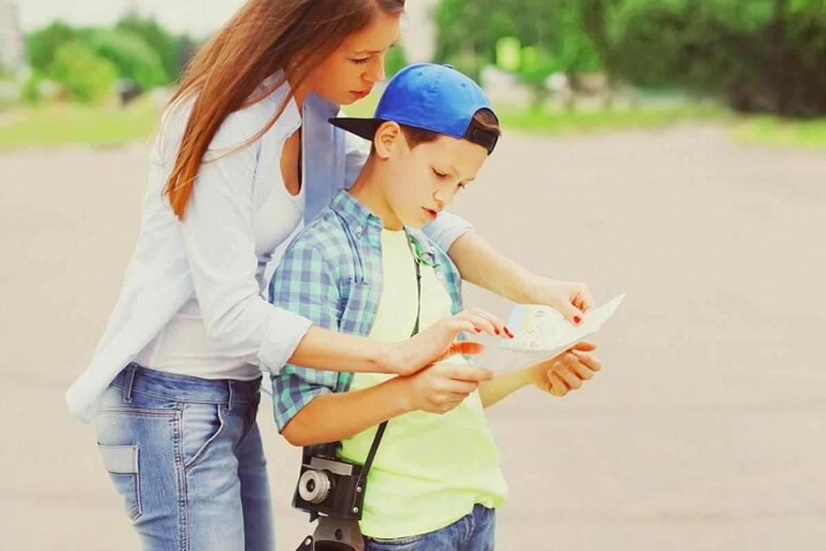 una donna e un ragazzo che guardano un pezzo di carta