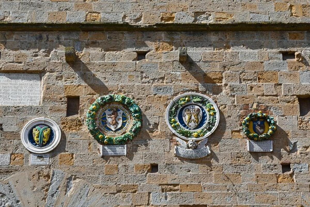 un zid de cărămidă cu patru decorațiuni circulare pe el