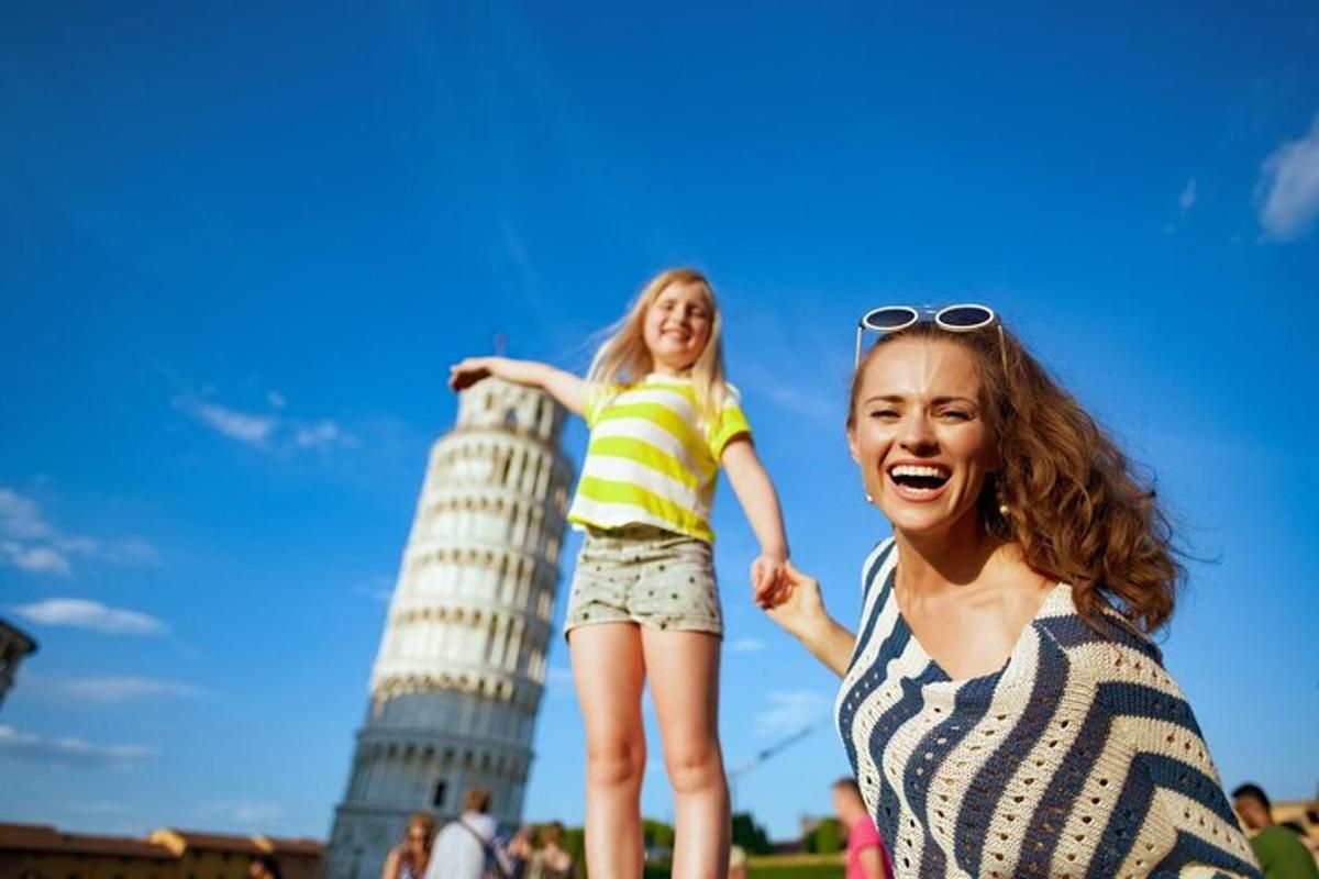 ženska in deklica hodita pred spomenikom