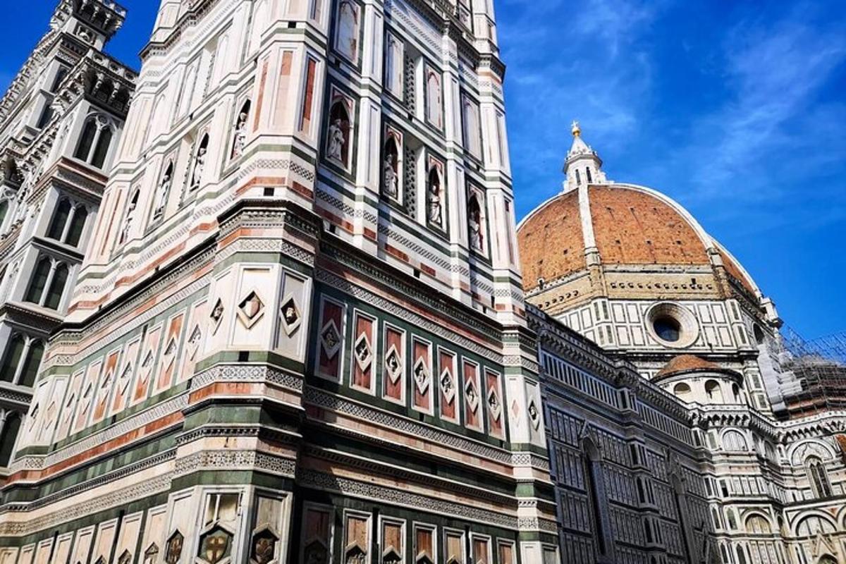 un grande edificio con una cupola in cima