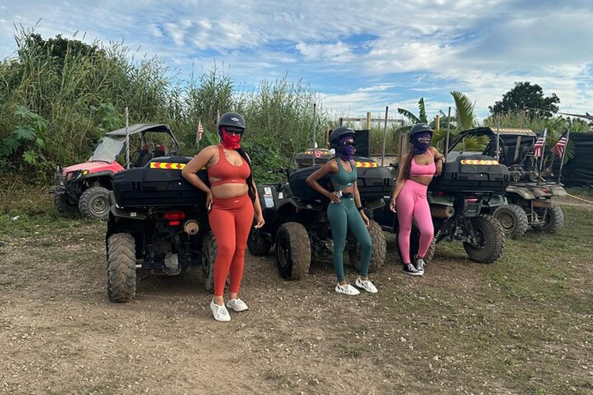 ATVの前に立っている3人の女性のグループ