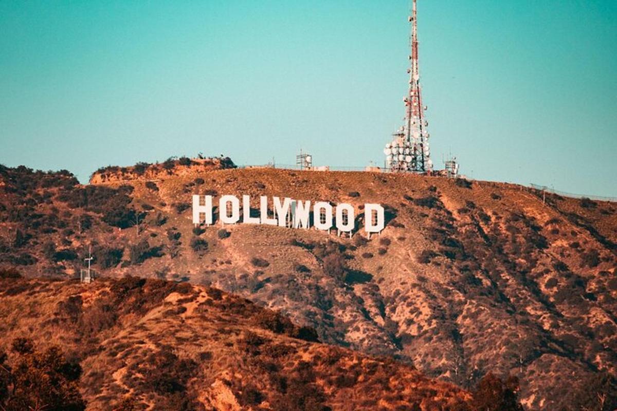 một biển hiệu hollywood trên sườn núi