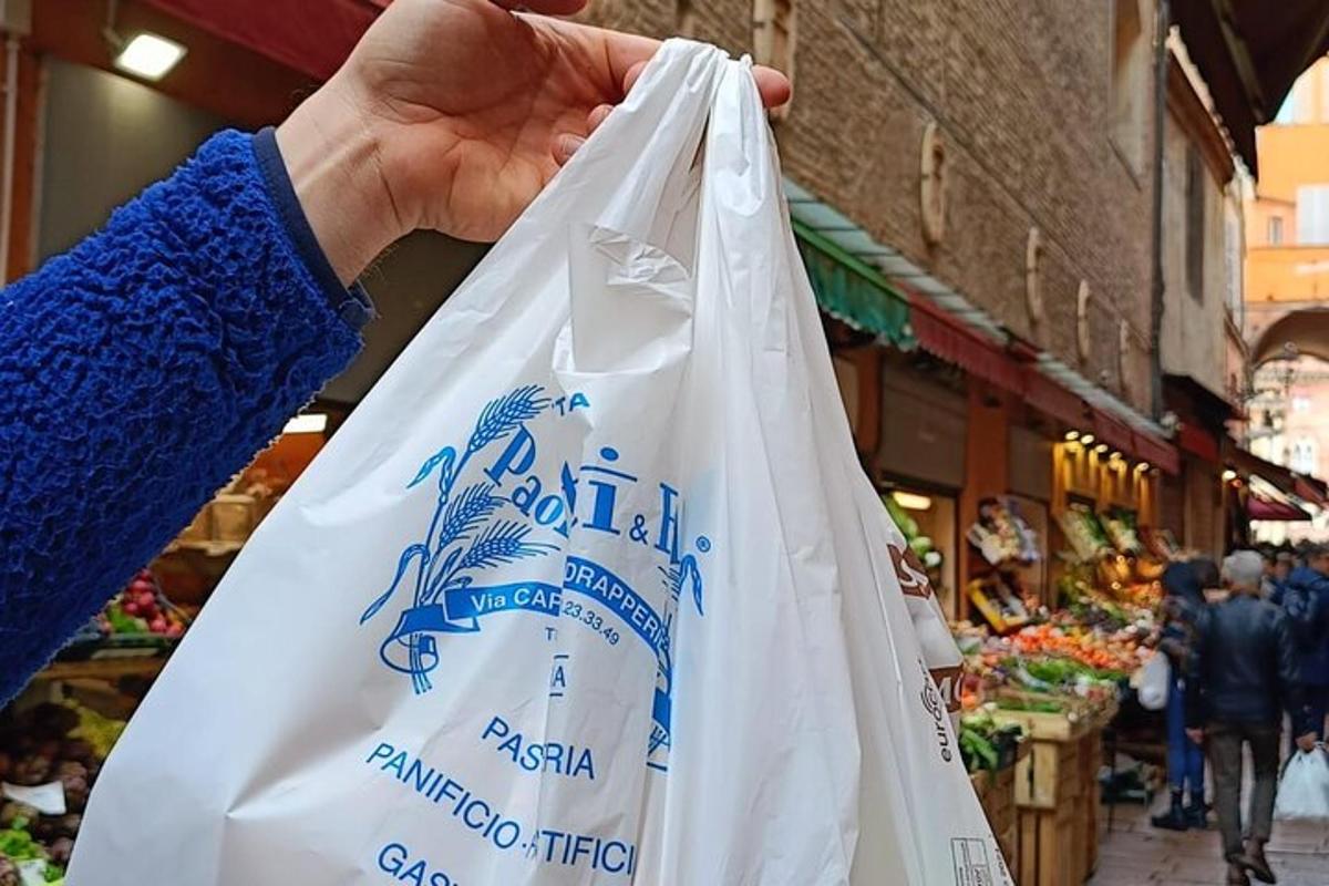 市场上拿着塑料袋的人