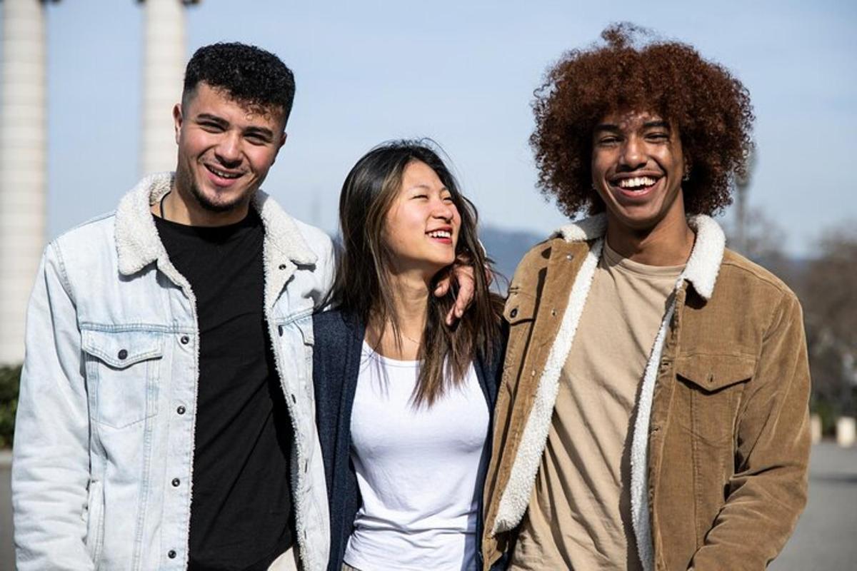 un gruppo di tre persone in piedi una accanto all'altra