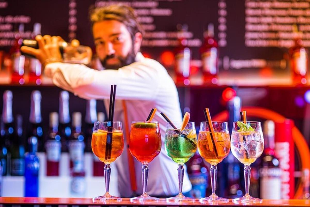 seorang pria di belakang bar dengan deretan gelas anggur