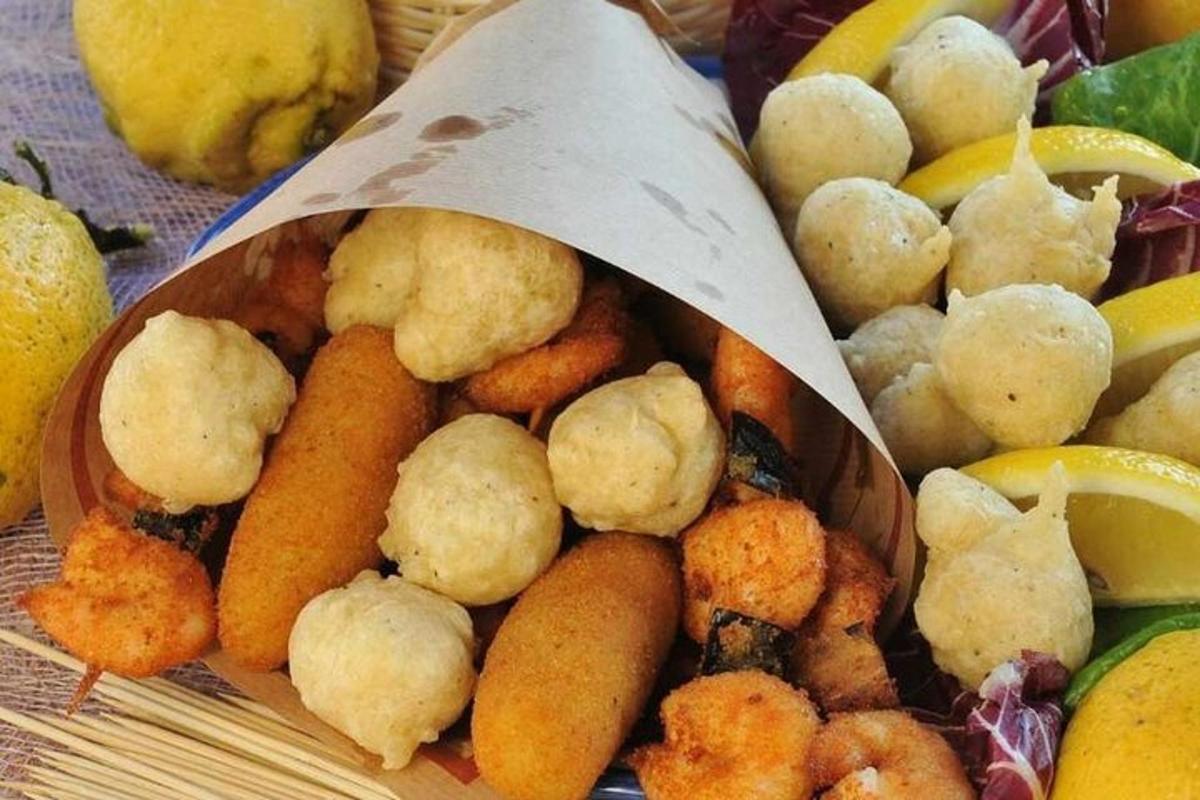 ένα μπολ με φαγητό με φαγητό μέσα