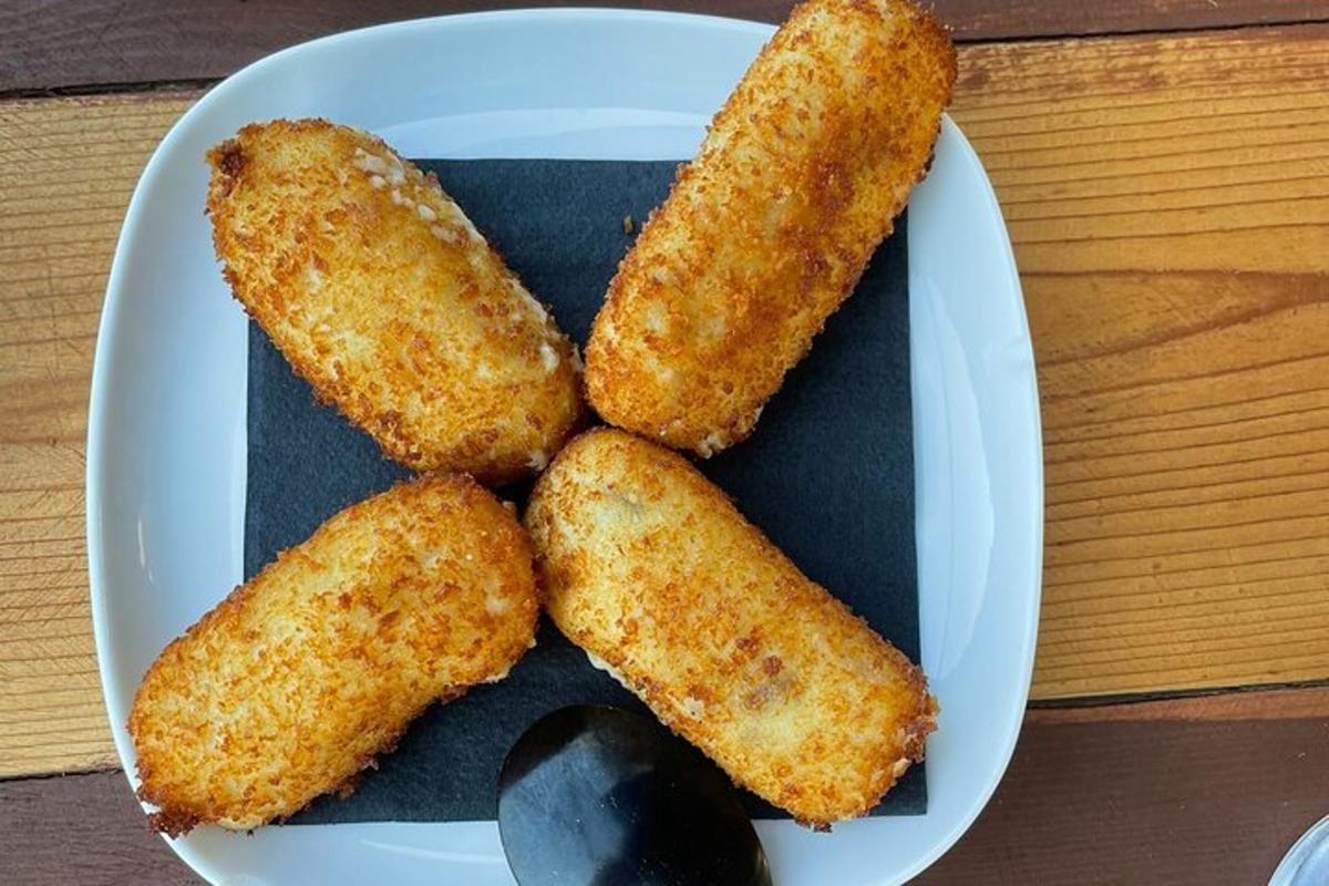 테이블 위에 네 개의 음식 막대기가 놓인 음식 접시
