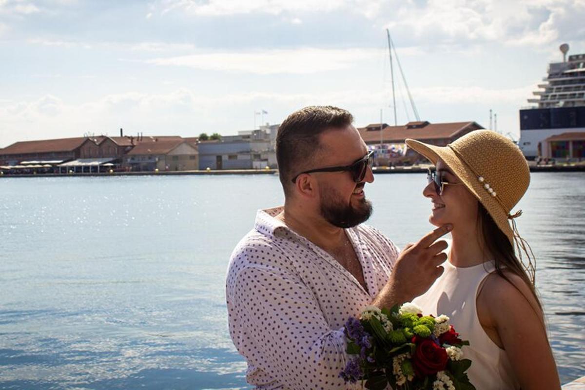 Un hombre y una mujer de pie junto al agua