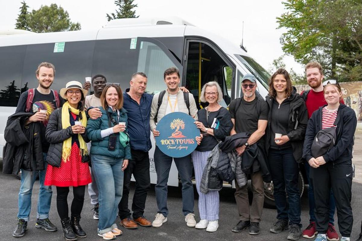 skupina lidí stojících před autobusem