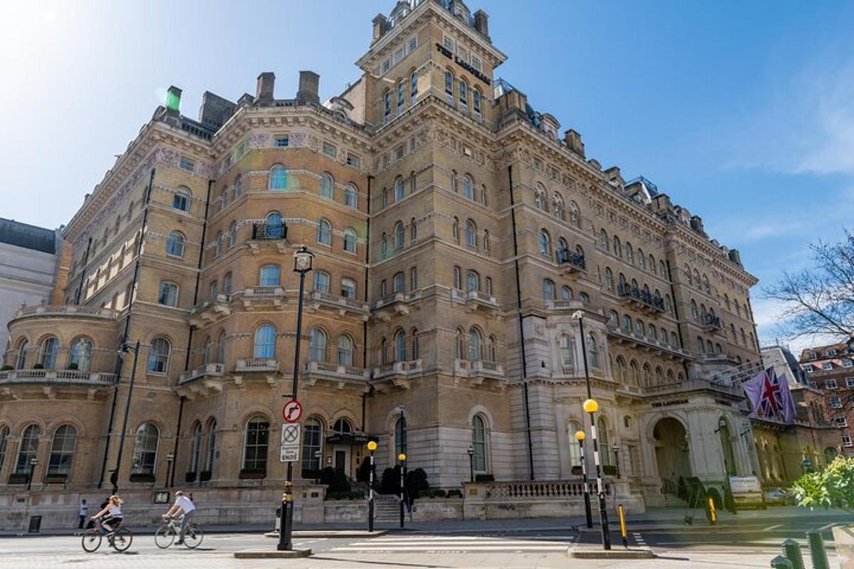 un grande edificio con persone che vanno in bicicletta di fronte