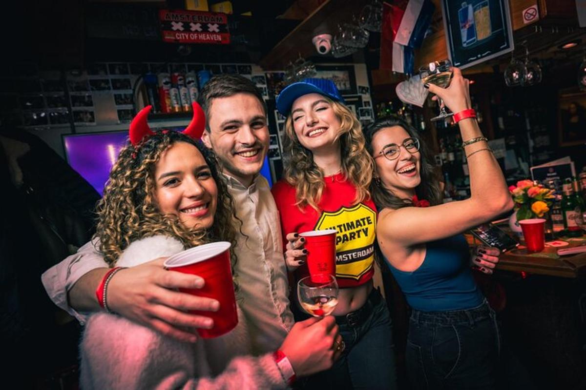 un grup de persones posant per a una foto en un bar