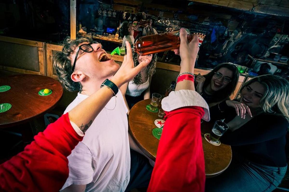 un grup de persones assegudes al voltant d'un bar bevent