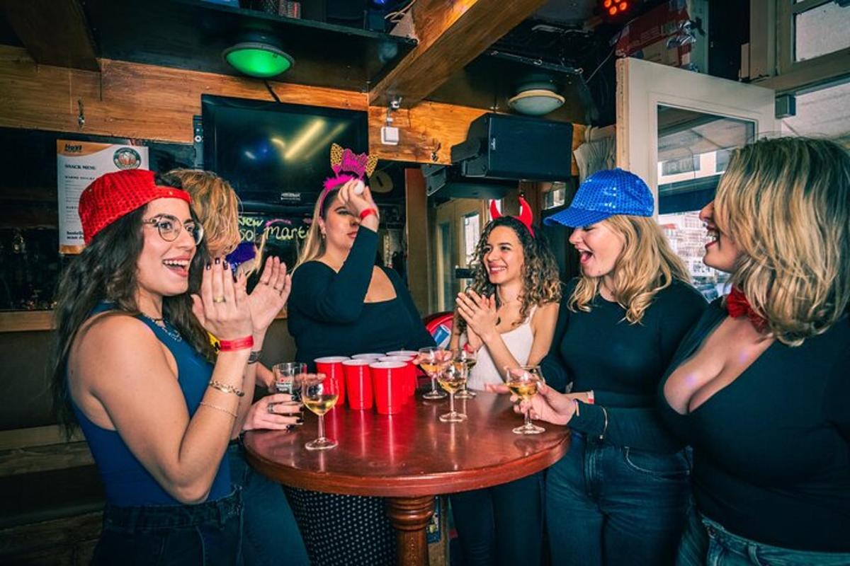 sekelompok wanita berdiri di sekitar meja di bar