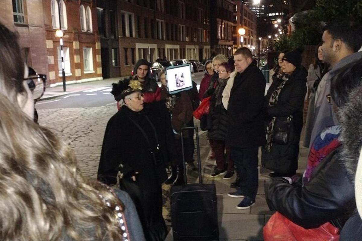 dav lidí stojících na ulici během protestu