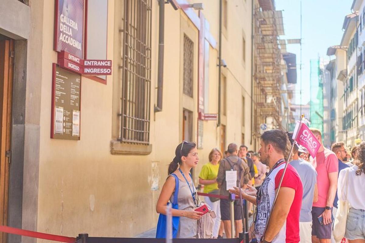 un grupo de personas caminando por una calle
