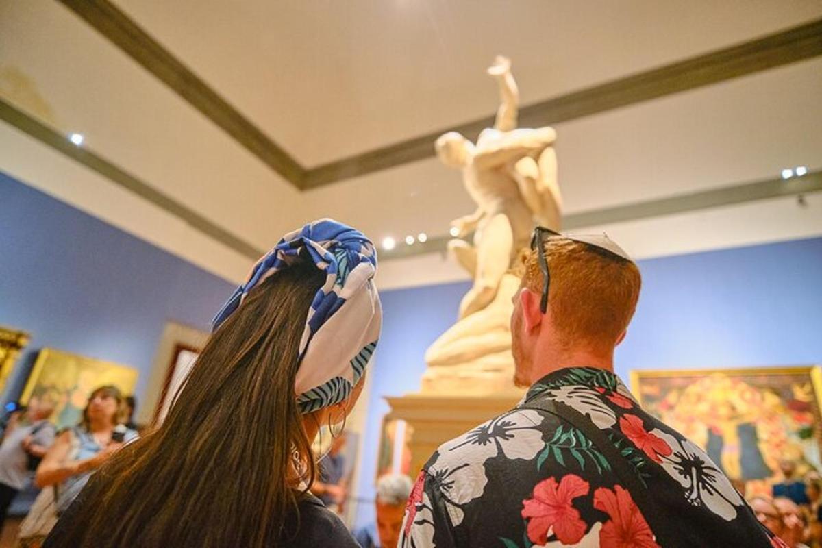 Un hombre y una mujer mirando una estatua