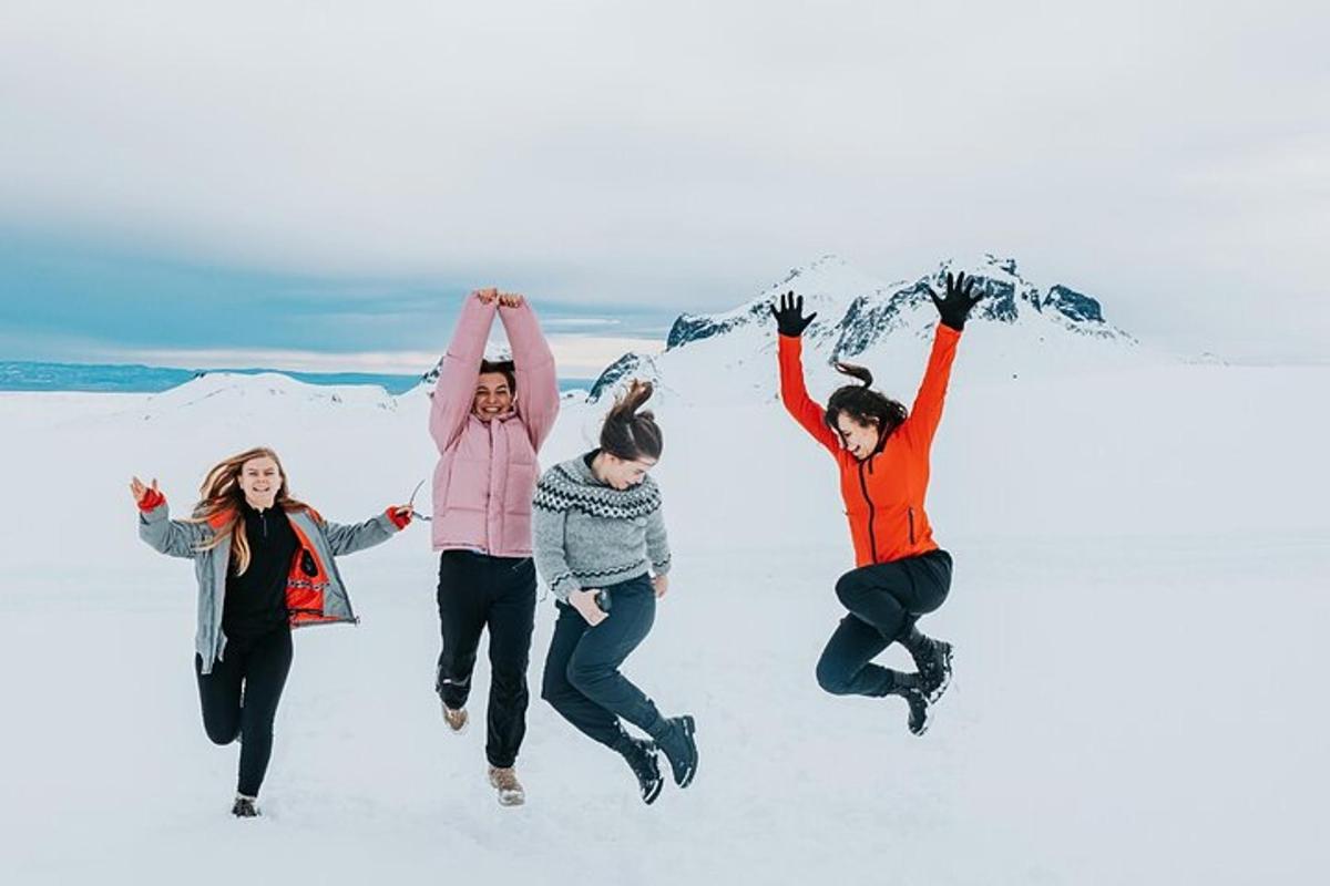 un gruppo di persone che saltano nella neve