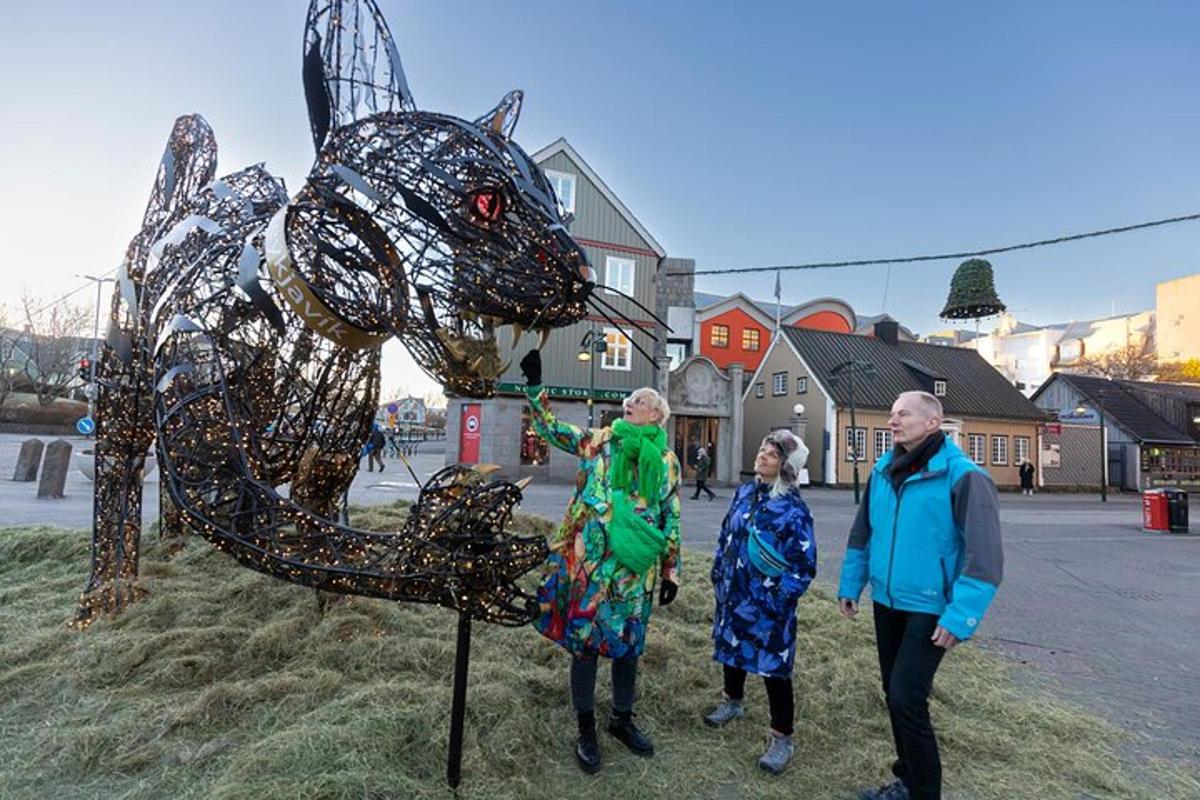hópur fólks stendur við hliðina á styttu af hundi