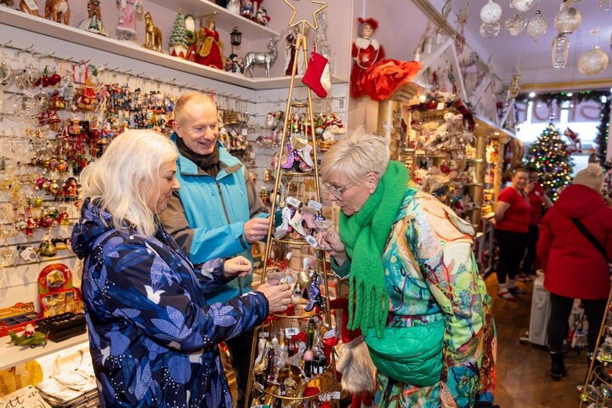 Tveir eldri einstaklingar standa í búð með jólavörur