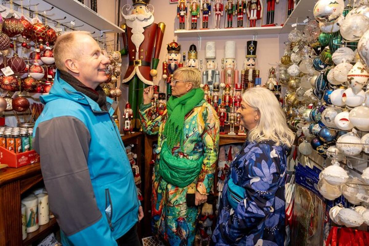 Tveir einstaklingar standa í verslun með jólavörur