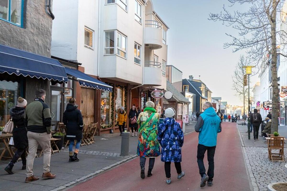 en gruppe mennesker som går nedover en bygate