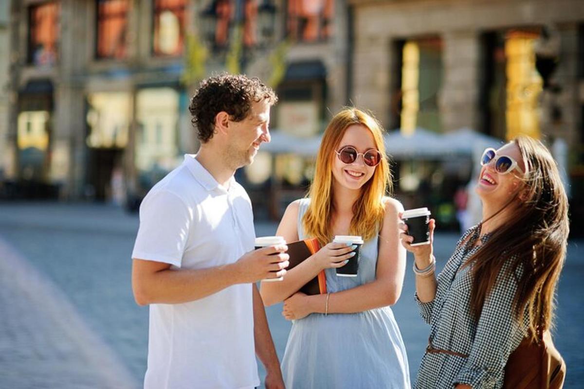 un grup de tres persones mirant els seus telèfons mòbils