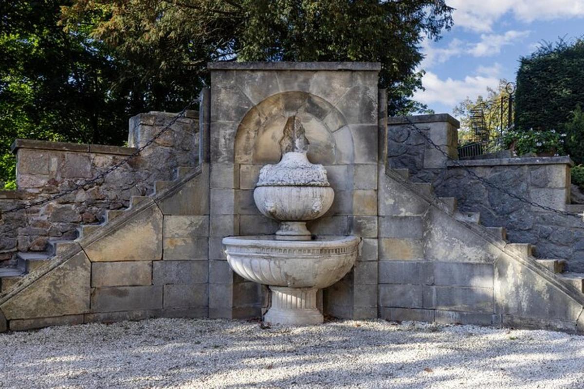 una estàtua d'una font davant d'unes escales