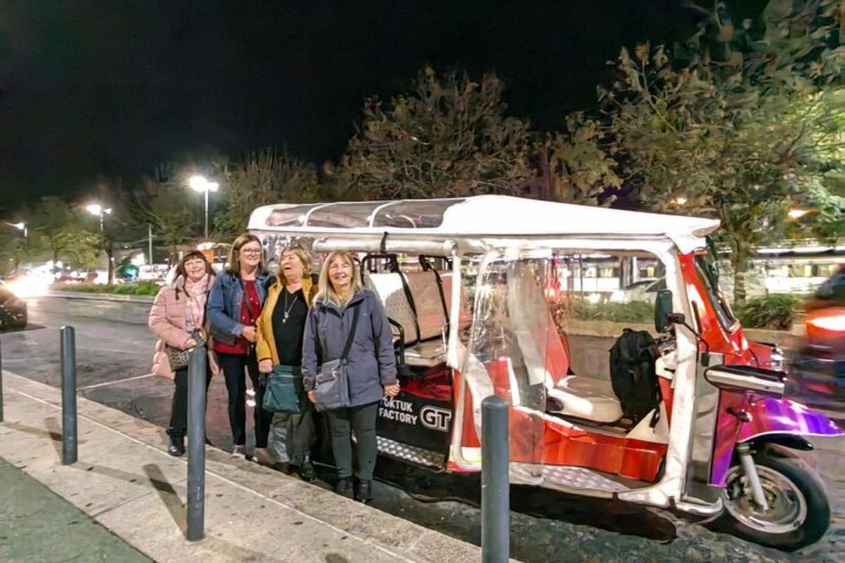 μια ομάδα ανθρώπων που στέκονται μπροστά από ένα λεωφορείο
