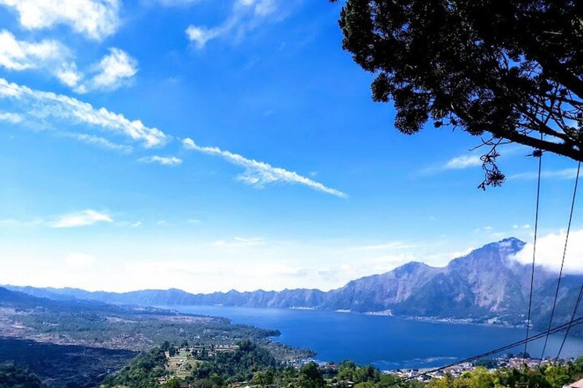 θέα σε ένα μεγάλο υδάτινο σώμα με βουνά