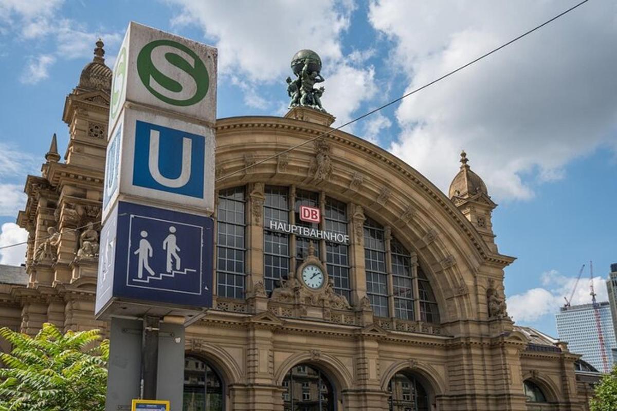 un grande edificio con un cartello davanti