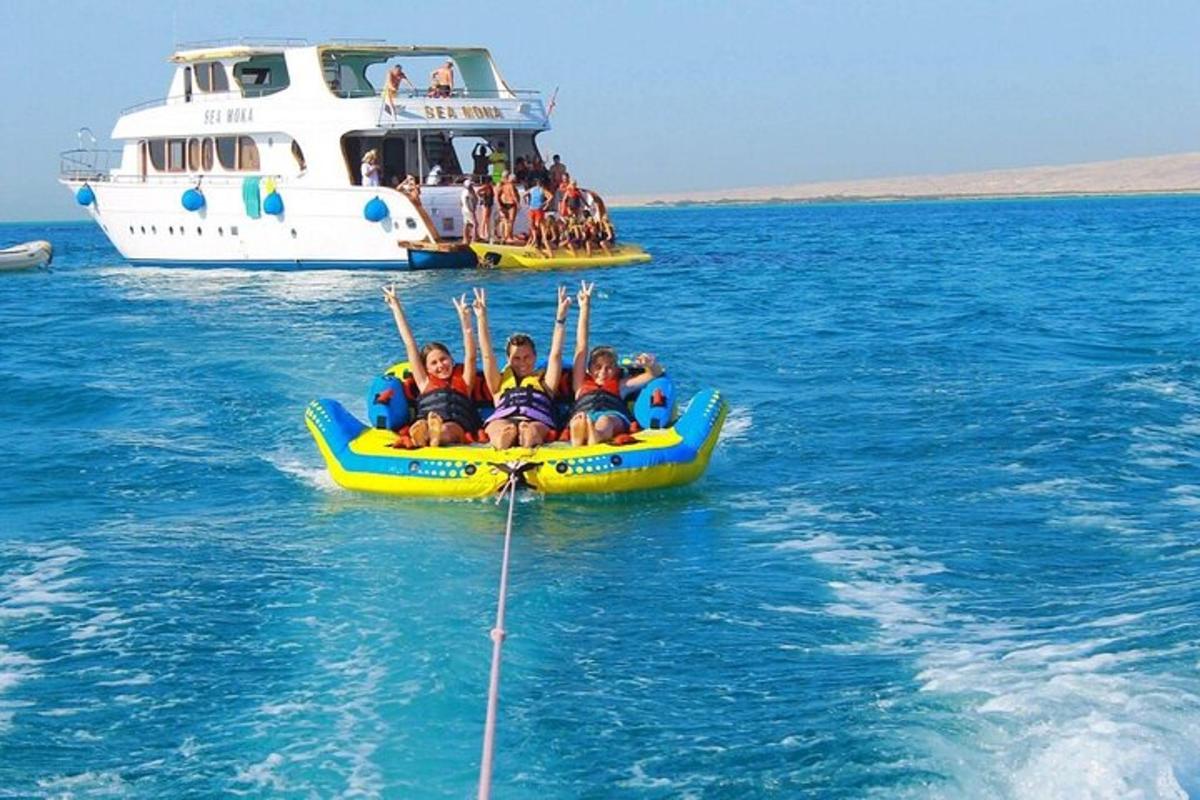 مجموعة من الأشخاص على طوف في الماء مع قارب
