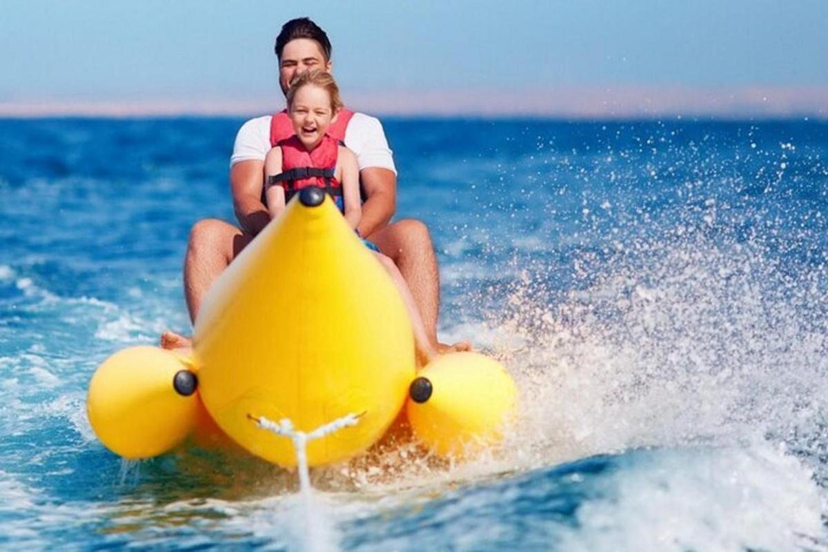 un uomo e un bambino a bordo di una zattera in acqua