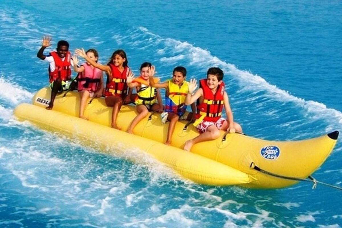 un gruppo di bambini che navigano su una banana boat in acqua
