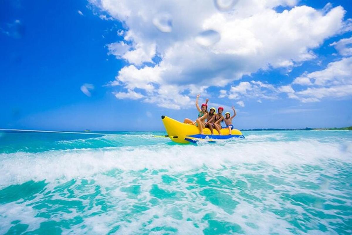 un gruppo di persone che viaggiano su una zattera gialla nell'oceano