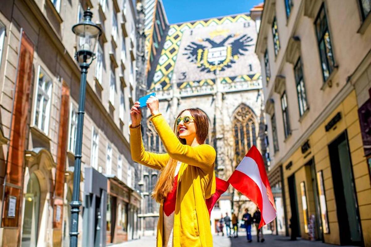 una dona aixeca una bandera al carrer