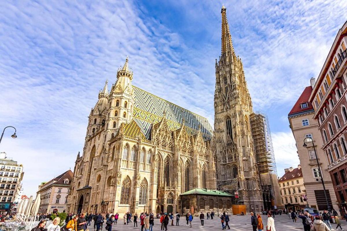 una gran catedral amb gent caminant davant